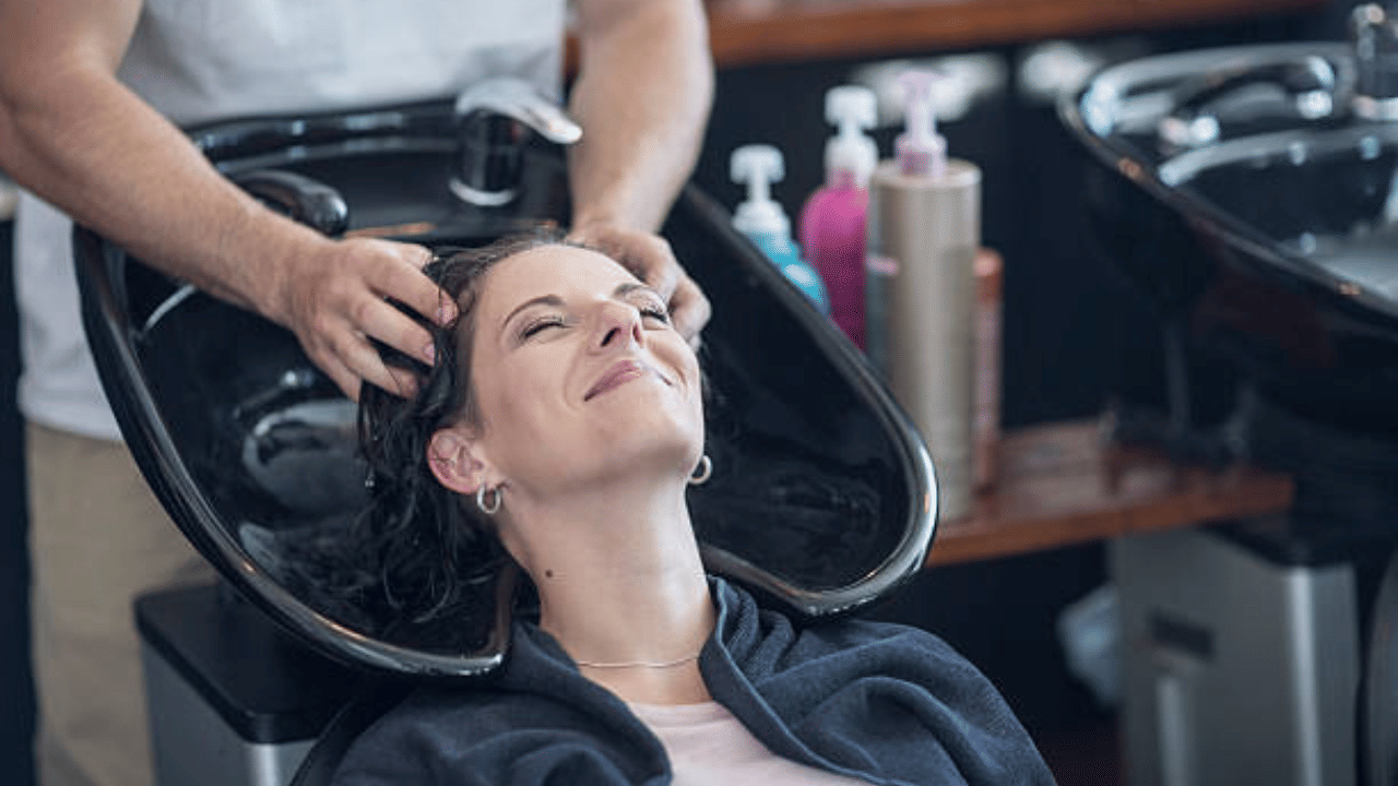 തലകറക്കം അനുഭവപ്പെടുക, ഛർദി, കഴുത്തിന് വേദന ഉണ്ടാവുക, സംസാരിക്കുമ്പോൾ വ്യക്തമാവാതിരിക്കുക, കാഴ്ച മങ്ങുക, ഒരുവശം തരിപ്പ് അനുഭവപ്പെടുക, ബാലൻസ് നഷ്ടപ്പെടുക, കഴുത്തിൽ വേദന എന്നിവയാണ് ബ്യൂട്ടിപാർലർ സ്‌ട്രോക്ക് സിൻഡ്രോമിൻ്റെ പ്രധാന ലക്ഷണങ്ങളായി കണ്ടെത്തിയിരിക്കുന്നത്. (Image Credits: Gettyimages)