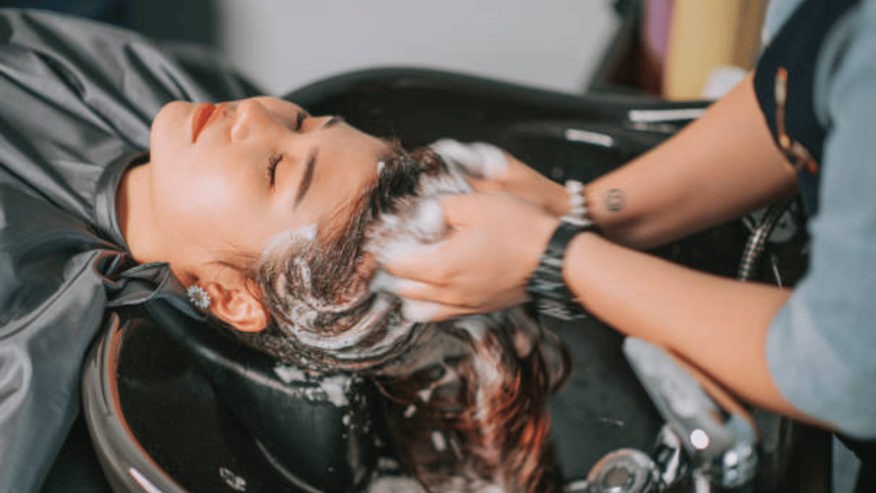  തലച്ചോറുമായി നേരിട്ട് ബന്ധിപ്പിക്കുന്ന രക്തക്കുഴലാണ് ഇത്തരത്തിൽ അമരുന്നത്. അതാണ് ഈ അവസ്ഥയ്ക്ക് കാരണമാകുന്നത്. ബ്രെയിനിലേക്ക് രക്തം പ്രവഹിക്കുന്നത് കഴുത്തിലെ നാല് രക്തക്കുഴലുകളാണ് പ്രധാനമായും. മുമ്പിലുള്ള രക്തക്കുഴലുകളെ കരോട്ടിക് ആർട്ടറീസ് എന്നും പുറകിലുള്ളവയെ വെർട്ടിബ്രൽ ആർട്ടറീസ് എന്നും വിളിക്കുന്നു. (Image Credits: Gettyimages) 