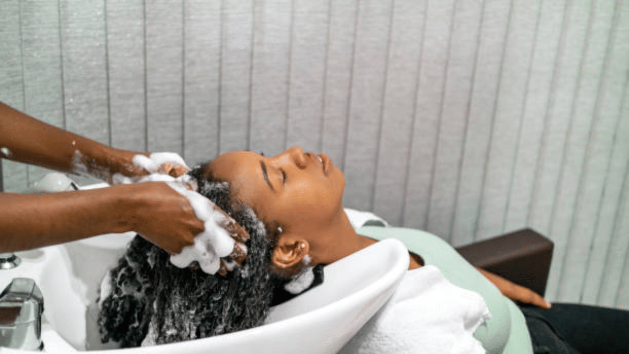 1992 ലാണ് ബ്യൂട്ടിപാർലർ സ്‌ട്രോക്ക് സിൻഡ്രോമിന്റെ ആദ്യ കേസ് കണ്ടെത്തുന്നത്. തല ഒരു പ്രത്യേക ബേസിനിലേക്ക് കിടത്തിയ ശേഷമാണ് ബ്യൂട്ടിപാർലറുകളിൽ തല കഴുകുന്നത്. ഈ ബേസിനിൽ കിടക്കുമ്പോൾ കഴുത്തിന്റെ പുറകിലുള്ള ഒരു പ്രധാന രക്തകുഴൽ അമർന്ന് പോകുന്നതാണ് ഈ അവസ്ഥയ്ക്ക് കാരണമാകുന്നതെന്നാണ് പറയപ്പെടുന്നത്.(Image Credits: Gettyimages) 
