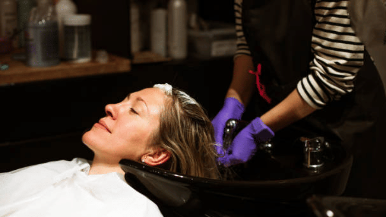 വീട്ടിലെത്തി കഴിഞ്ഞ് മണിക്കൂറുകൾക്കുള്ളിൽ യുവാവിന്റെ സംസാരശേഷി നഷ്ടപ്പെട്ടു. പിന്നീട് ഇടതുവശത്ത് തളർച്ച അനുഭവപ്പെട്ടതായാണ് റിപ്പോർട്ടുകൾ. നേരത്തേ ​​ഹെയർവാഷിനായി ബ്യൂട്ടിപാർലറിൽ എത്തിയ അമ്പതുകാരിക്കും സമാനമായ അവസ്ഥ കണ്ടെത്തിയിരുന്നു. 'ബ്യൂട്ടിപാർലർ സ്ട്രോക്ക് സിൻഡ്രോം' എന്നാണ് ഈ അവസ്ഥ അറിയപ്പെടുന്നത്. (Image Credits: Gettyimages)