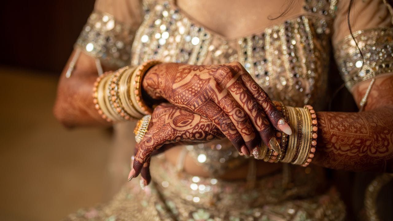 എന്നാല്‍ കുറഞ്ഞ് തുടങ്ങിയ വില ഇനിയും ഉയരുമോയെന്ന ആശങ്കയും ആളുകള്‍ക്കുണ്ട്. സ്വര്‍ണത്തിന്റെ വില കൂടുന്നത് കാരണം പലരും ഉപയോഗവും കുറച്ചിട്ടുണ്ട്. (Image Credits: Getty Images)