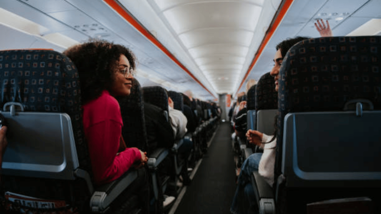 ചില സാഹചര്യങ്ങളിൽ കയാക്, ഹോപ്പർ പോലുള്ള ഓൺലൈൻ ട്രാവൽ ഏജൻസികൾ ടിക്കറ്റ് നിരക്കുമായി ബന്ധപ്പെട്ട് അലേർട്ടുകൾ നൽകുന്നുണ്ട്. നിങ്ങൾക്ക് യാത്ര ചെയ്യാനുള്ള റൂട്ടുകളിലെ കുറഞ്ഞ ടിക്കറ്റ് നിരക്കുകളെക്കുറിച്ച് മുന്നറിയിപ്പ് ലഭിക്കുന്നതിനുള്ള ഒരു  മാർഗമായി ഈ അലേർട്ടുകളെ സ്വീകരിക്കാം.(Image Credits: Gettyimages)