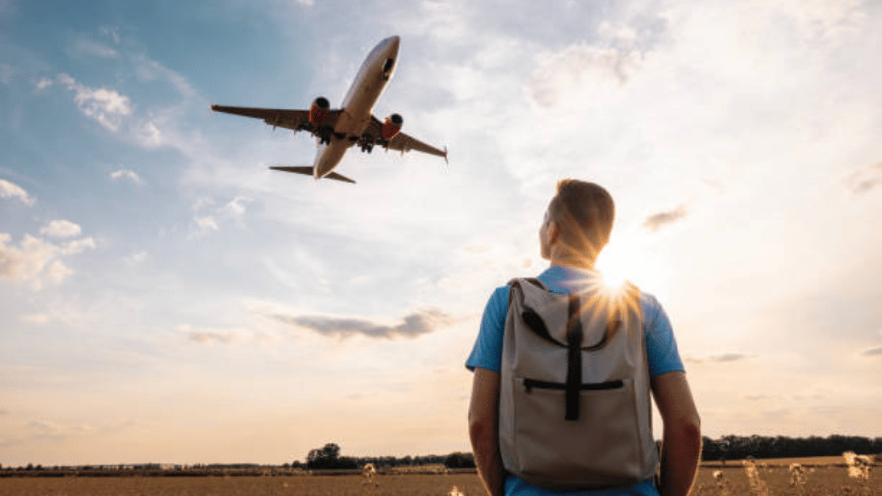 ഒരേസമയം നിരവധി ഫ്ലൈറ്റുകളിലെ ടിക്കറ്റ് നിരക്കുകൾ കാണുന്നതിന് ഉപയോഗിക്കാവുന്ന ഒന്നാണ് ഗൂഗിൾ ഫ്ളൈറ്റ്സ് എക്സ്പ്ലോർ ഡെസ്റ്റിനേഷൻസ് മാപ്പ് എന്നത്. അടുത്ത ആറ് മാസത്തിനുള്ളിൽ ഏതെങ്കിലും യാത്ര സജ്ജീകരിക്കാനും ഈ ടൂൾ നിങ്ങളെ സഹായിക്കും. ഏറ്റവും നിരക്ക് കുറഞ്ഞ ഫ്ളൈറ്റുകൾ കണ്ടെത്തുന്നതിനും ഈ ആപ്പ് വളരെ നല്ലതാണ്. (Image Credits: Gettyimages)