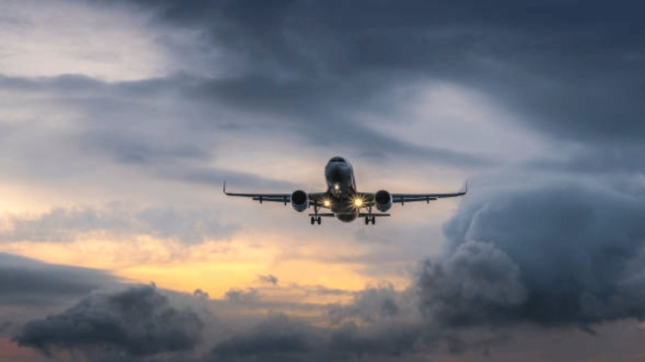 ടിക്കറ്റ് വില നിശ്ചയിക്കുന്നതിലുള്ള എല്ലാ അബദ്ധങ്ങളും എയർലൈനുകൾക്ക് കണ്ടെത്താൻ കഴിഞ്ഞെന്ന് വരില്ല. ഇത് കണ്ടെത്തി പെട്ടെന്ന് ടിക്കറ്റ് ബുക്ക് ചെയ്യുന്നവർക്ക് കുറഞ്ഞ നിരക്കിൽ ടിക്കറ്റ് സ്വന്തമാക്കാം. പൊതുവേ, ദീർഘദൂര വിമാനങ്ങളിലാണ് ഇത്തരം ടിക്കറ്റുകൾ ലഭിക്കാനുള്ള സാധ്യത കൂടുതലായി കണ്ടുവരുന്നത്. (Image Credits: Gettyimages)