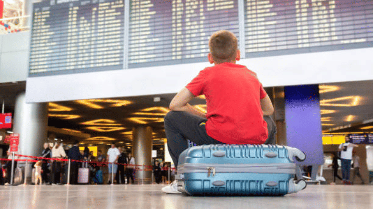 ഇതിന് പുറമേ അന്താരാഷ്ട്ര റൂട്ടുകളിൽ, ചില എയർലൈനുകൾ അവരുടെ വിമാനക്കൂലിയുടെ ഒരു ഘടകമായി ഇന്ധന സർചാർജുകൾ ഉൾപ്പെടുത്തിയെന്നും വരാം. എന്നാൽ കുറഞ്ഞ നിരക്കിൽ എങ്ങനെ വിമാന ടിക്കറ്റുകൾ സ്വന്തമാക്കാം. (Image Credits: Gettyimages)