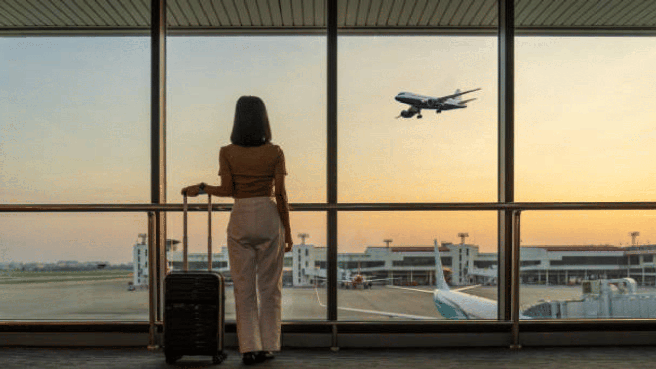 ടിക്കറ്റ് നിരക്കുകൾ നിശ്ചയിക്കുന്നതിൽ എയർലൈനുകൾക്ക് അബദ്ധങ്ങൾ സംഭവിക്കാറുണ്ട്. അതിന് നിരവധി കാരണങ്ങളുമുണ്ട്. മാനുഷികമായ പിഴവ്, കറൻസിയുടെ മൂല്യം നിശ്ചയിക്കുന്നതിലെ തെറ്റുകൾ, തെറ്റായി കണക്കാക്കിയ വിമാനക്കൂലി, കമ്പ്യൂട്ടർ സിസ്റ്റ്ത്തിലെ പാളിച്ചകൾ എന്നിവയാണ് ഇതിൽ പ്രധാന അബദ്ധങ്ങൾ. (Image Credits: Gettyimages)