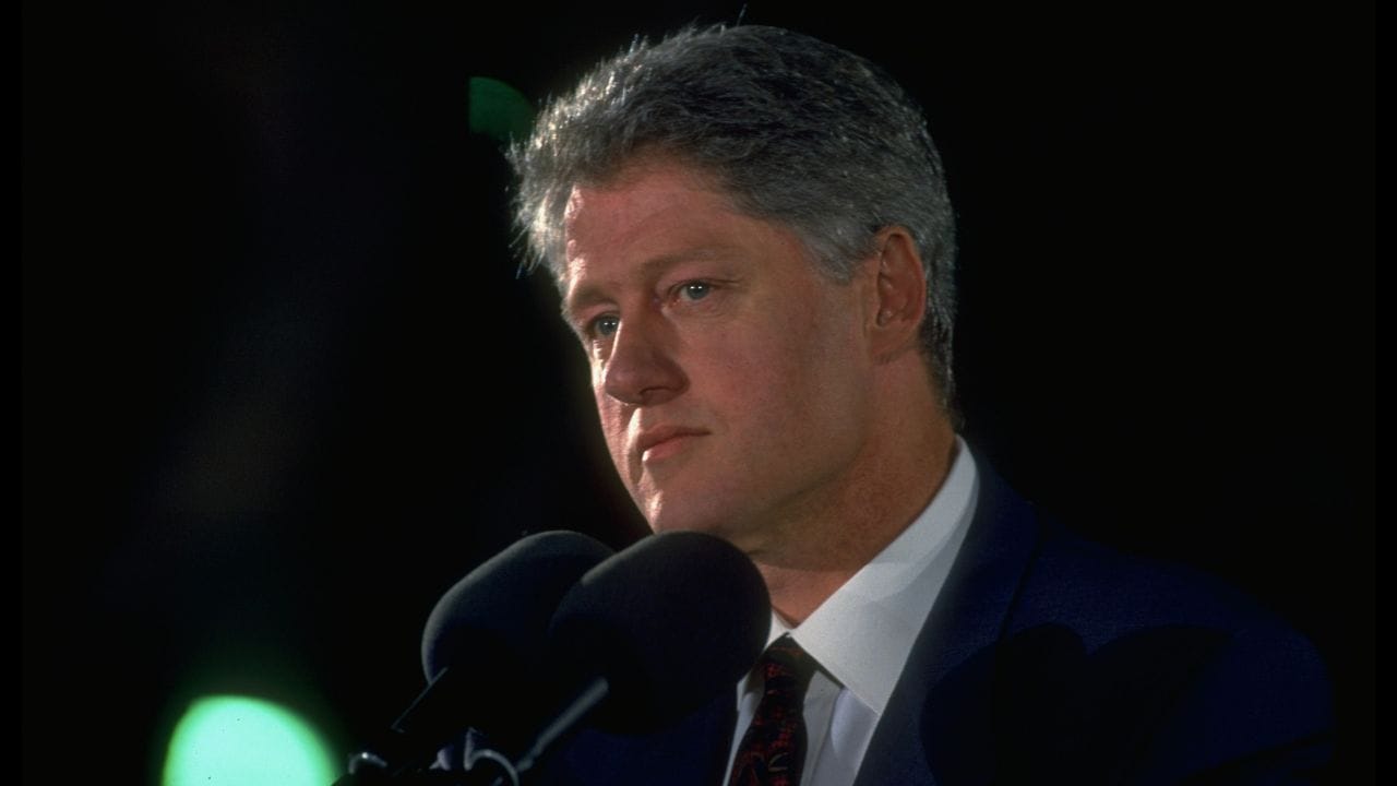 ഈ സംഭവം വിവാദമായതോടെ ജനപ്രതിനിധി സഭ ക്ലിന്റണെ ഇംപീച്ച് ചെയ്തു. ആന്‍ഡ്രൂ ജോണ്‍സണിന് ശേഷം ഇംപീച്ച് ചെയ്യപ്പെടുന്ന ആദ്യ യുഎസ് പ്രസിഡന്റായി ക്ലിന്റണ്‍. (Image Credits: Getty Images)