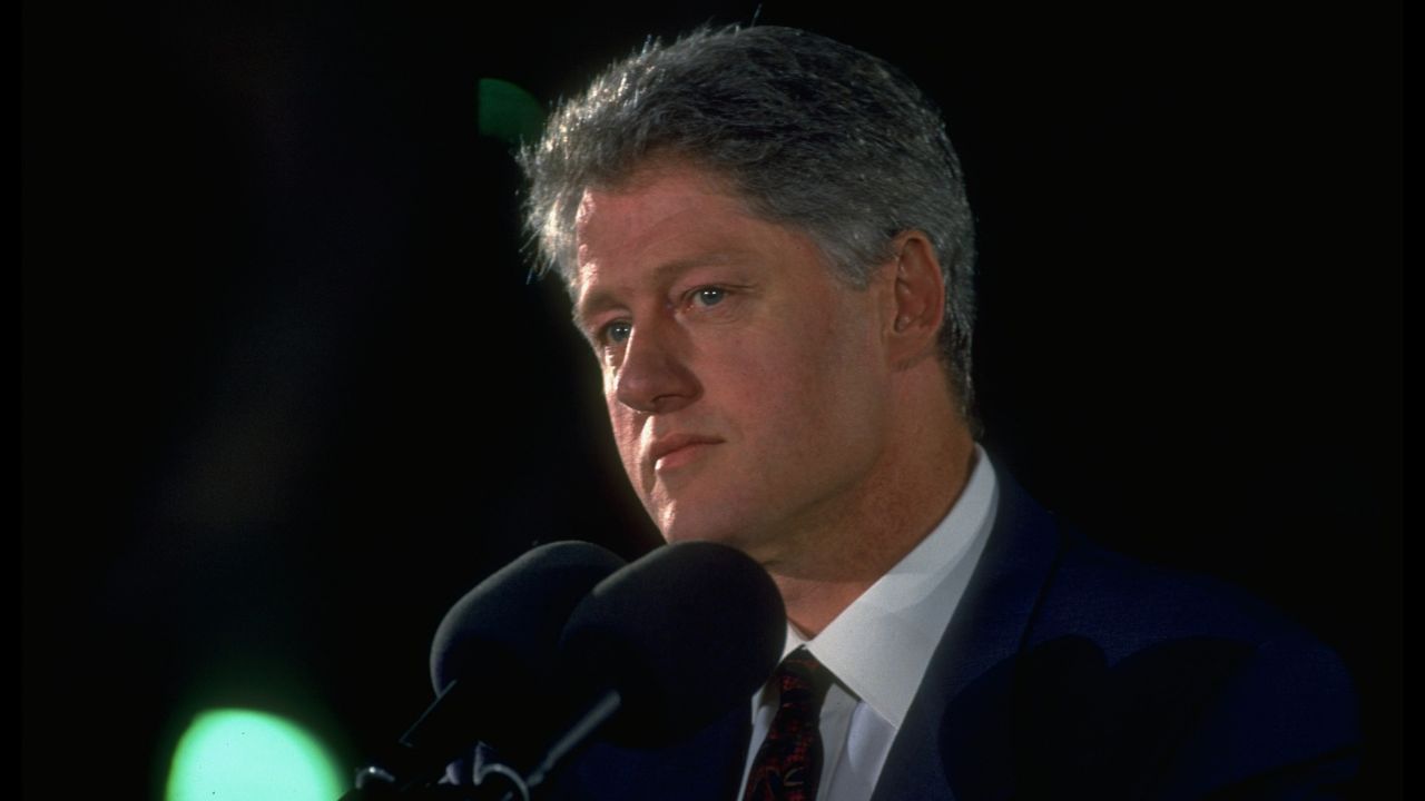 ഈ സംഭവം വിവാദമായതോടെ ജനപ്രതിനിധി സഭ ക്ലിന്റണെ ഇംപീച്ച് ചെയ്തു. ആന്ഡ്രൂ ജോണ്സണിന് ശേഷം ഇംപീച്ച് ചെയ്യപ്പെടുന്ന ആദ്യ യുഎസ് പ്രസിഡന്റായി ക്ലിന്റണ്. (Image Credits: Getty Images)