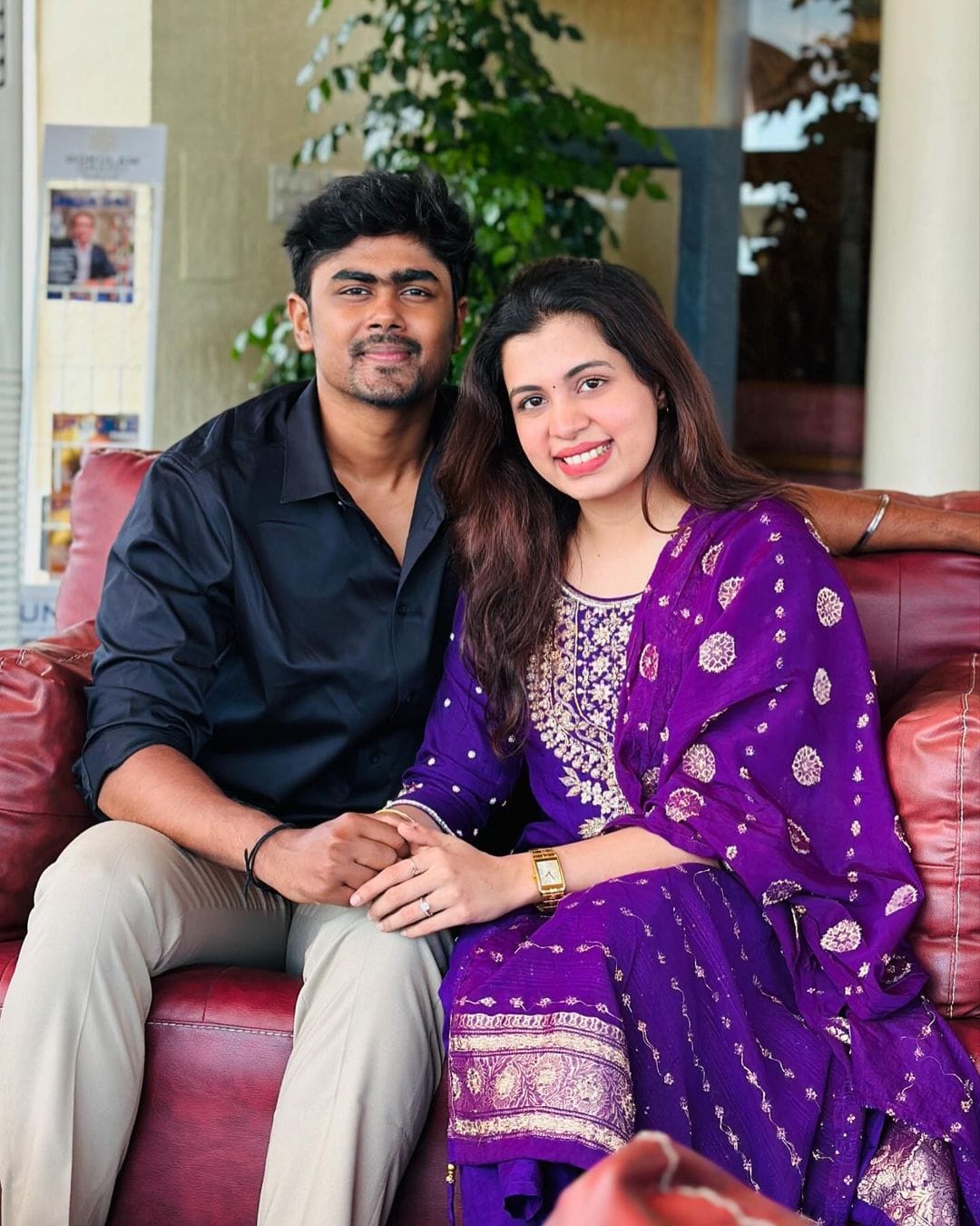 ഏറെ കാലത്തെ പ്രണയത്തിനൊടുവിലായിരുന്നു ദിയയുടെയും അശ്വിന്റെയും വിവാഹം. ഇരുവരുടെയും എല്ലാ വിശേഷങ്ങളും ദിയയുടെ യൂട്യൂബ് ചാനലിലൂടെ ആരാധകരുമായി പങ്കുവയ്ക്കാറുണ്ട്. കഴിഞ്ഞ ജനുവരിയില്‍ ദിയയെ പ്രൊപ്പോസ് ചെയ്യുന്ന വീഡിയോ അശ്വിന്‍ പങ്കുവെച്ചിരുന്നു.  തുടർന്ന് വിവാഹത്തിനുള്ള ഒരുക്കങ്ങളും യൂട്യൂബ് ചാനലിലൂടെ പങ്കുവച്ചിരുന്നു. (കടപ്പാട്: ഇൻസ്റ്റാ​ഗ്രാം)