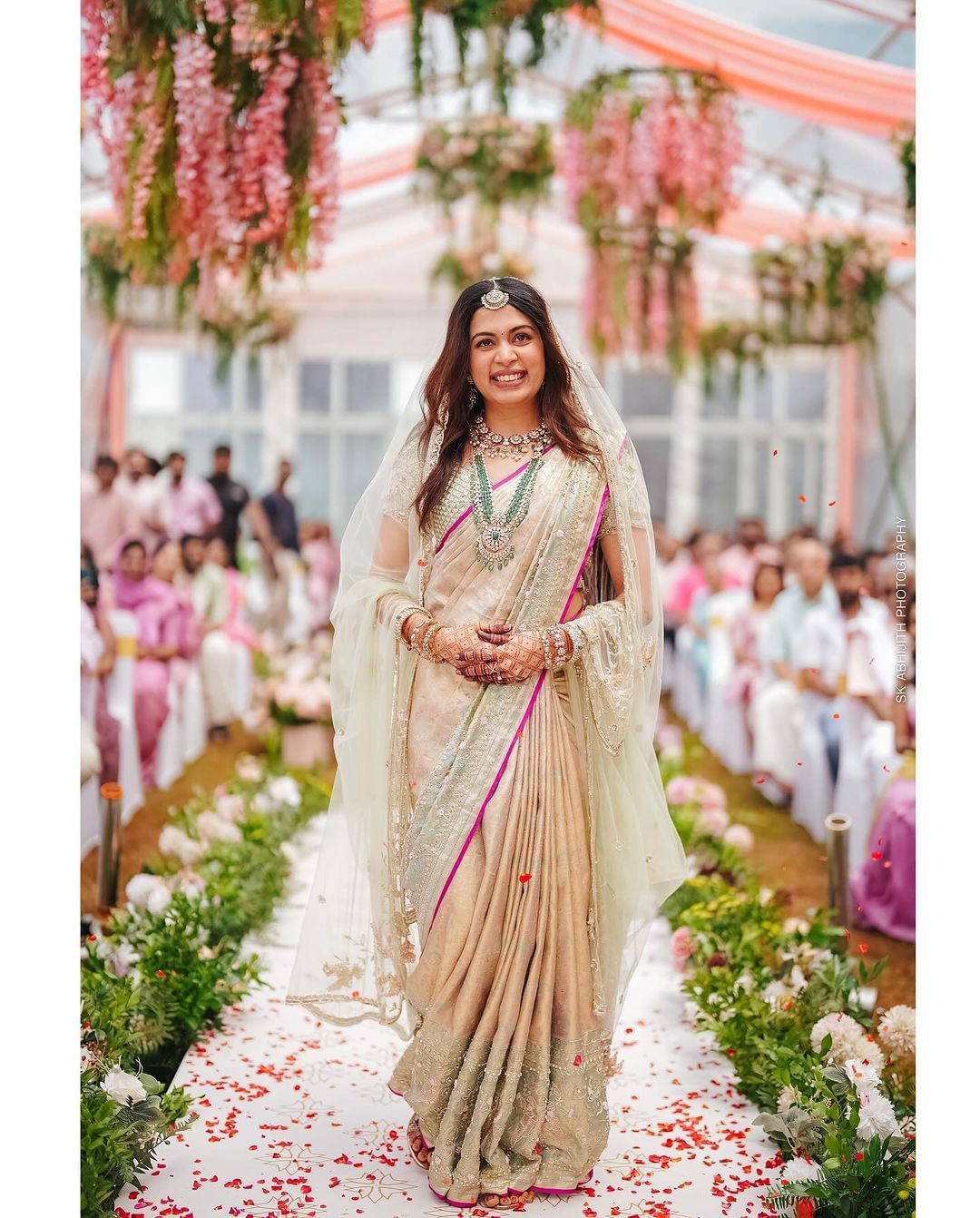  ക്രീം കളറിൽ പിങ്ക് ബോഡർ ഉള്ള സാരിയാണ് ദിയ വിവാഹ സമയം ധരിച്ചത്. ഇത് കൂടാതെ  തലയിൽ ഒരു ക്രീം കളർ ദുപ്പട്ടയും അണിഞ്ഞിട്ടുണ്ട്.  തമിഴ് ലുക്കിലാണ്  അശ്വിൻ ഗണേഷ്  വിവാഹത്തിനു എത്തിയത്. (കടപ്പാട്: ഇൻസ്റ്റാ​ഗ്രാം)