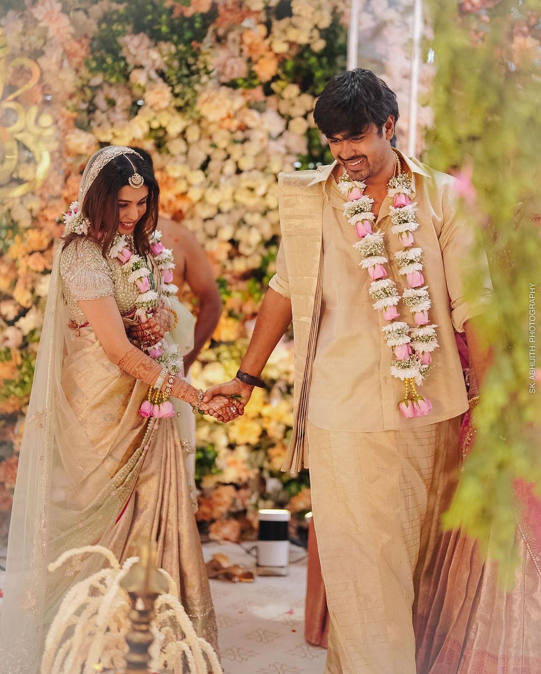 നിമിഷ നേരം കൊണ്ട് തന്നെ ഇരുവരുടെയും വിവാഹചിത്രങ്ങൾ ആരാധകർ സ്വീകരിച്ച് കഴിഞ്ഞിരുന്നു. പതിവ് വിവാഹ ശൈലിയിൽ നിന്ന് വ്യത്യസ്തമായാണ് ദിയയുടെ വിവാഹം നടന്നത്.(കടപ്പാട്: ഇൻസ്റ്റാ​ഗ്രാം)