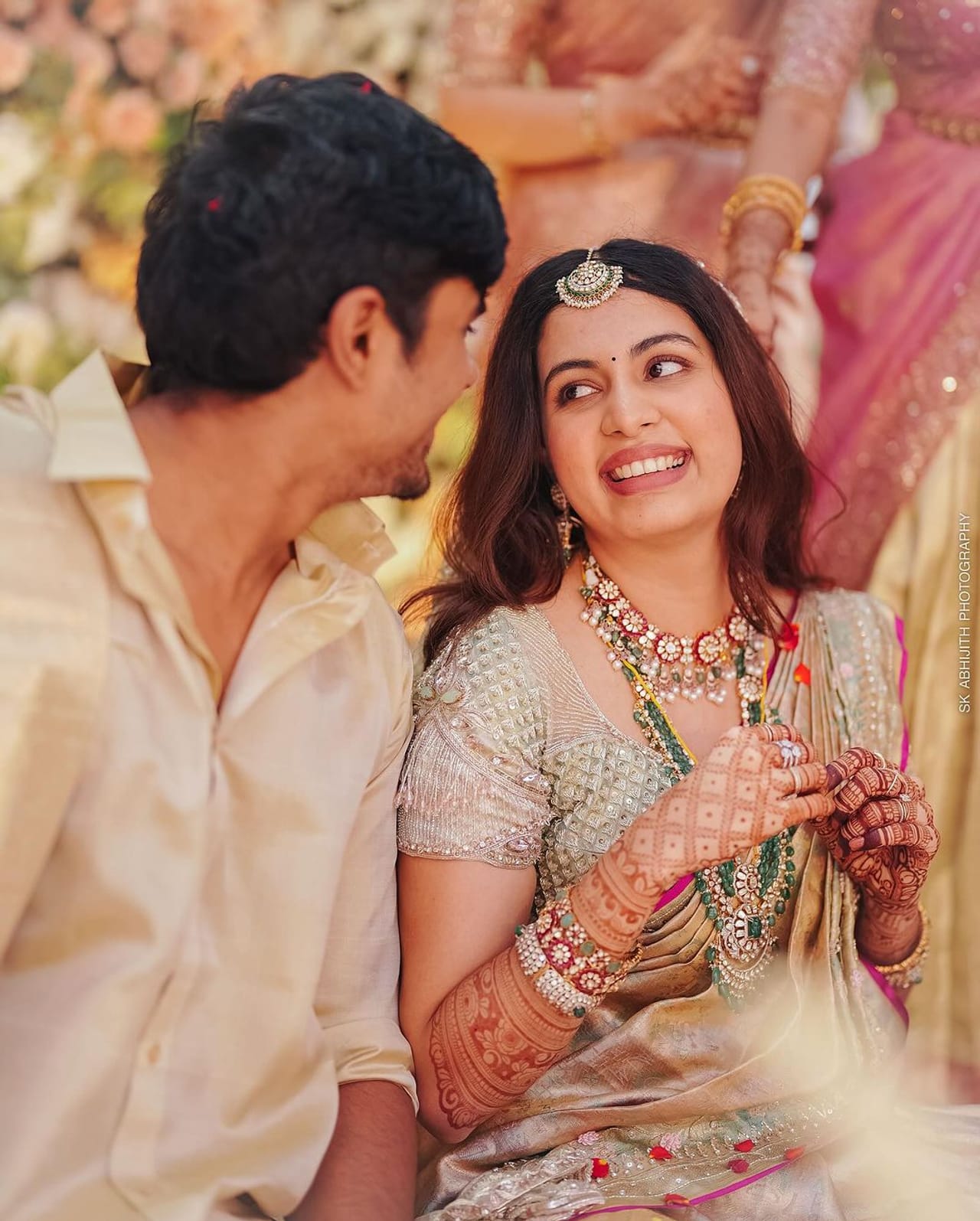 നടൻ കൃഷ്ണകുമാറിന്റെ മകളും സോഷ്യൽ മീഡിയ ഇന്‍ഫ്‌ളുവന്‍സറുമായ ദിയ കൃഷ്ണ വിവാഹിതയായി. സോഫ്റ്റ്‌വെയര്‍ എഞ്ചിനീയറായും തിരുനല്‍വേലി സ്വദേശിയുമായ അശ്വിന്‍ ഗണേഷാണ് വരന്‍.  ഇരുവരുടെയും പ്രണയവിവാ​​ഹമായിരുന്നു. (കടപ്പാട്: ഇൻസ്റ്റാ​ഗ്രാം)