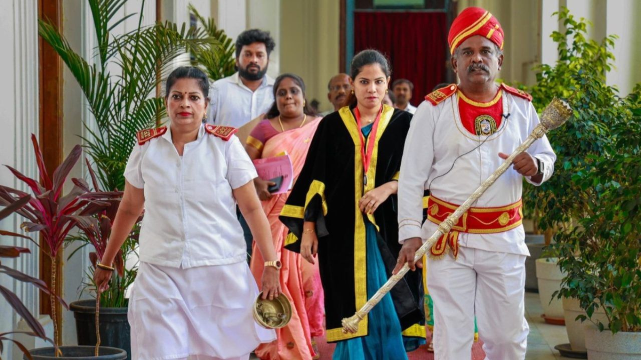 Lipstick Mayor Controversy : ലിപ്സ്റ്റിക്ക് അണിയരുതെന്ന് മേയർ; നിയമമുണ്ടെങ്കിൽ കാണിക്കെന്ന് ഉദ്യോഗസ്ഥ; പിന്നാലെ സ്ഥലം മാറ്റം, വിവാദം Lipstick Mayor Controversy : ലിപ്സ്റ്റിക്ക് അണിയരുതെന്ന് മേയർ; നിയമമുണ്ടെങ്കിൽ കാണിക്കെന്ന് ഉദ്യോഗസ്ഥ; പിന്നാലെ സ്ഥലം മാറ്റം, വിവാദം