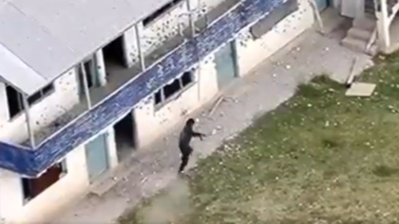 Baramulla Encounter : ബാരാമുള്ള ഏറ്റുമുട്ടലിൻ്റെ ഞെട്ടിക്കുന്ന ഡ്രോൺ ദൃശ്യങ്ങൾ പ്രചരിക്കുന്നു; സൈന്യം വധിച്ചത് മൂന്ന് ഭീകരരെ Baramulla Encounter : ബാരാമുള്ള ഏറ്റുമുട്ടലിൻ്റെ ഞെട്ടിക്കുന്ന ഡ്രോൺ ദൃശ്യങ്ങൾ പ്രചരിക്കുന്നു; സൈന്യം വധിച്ചത് മൂന്ന് ഭീകരരെ
