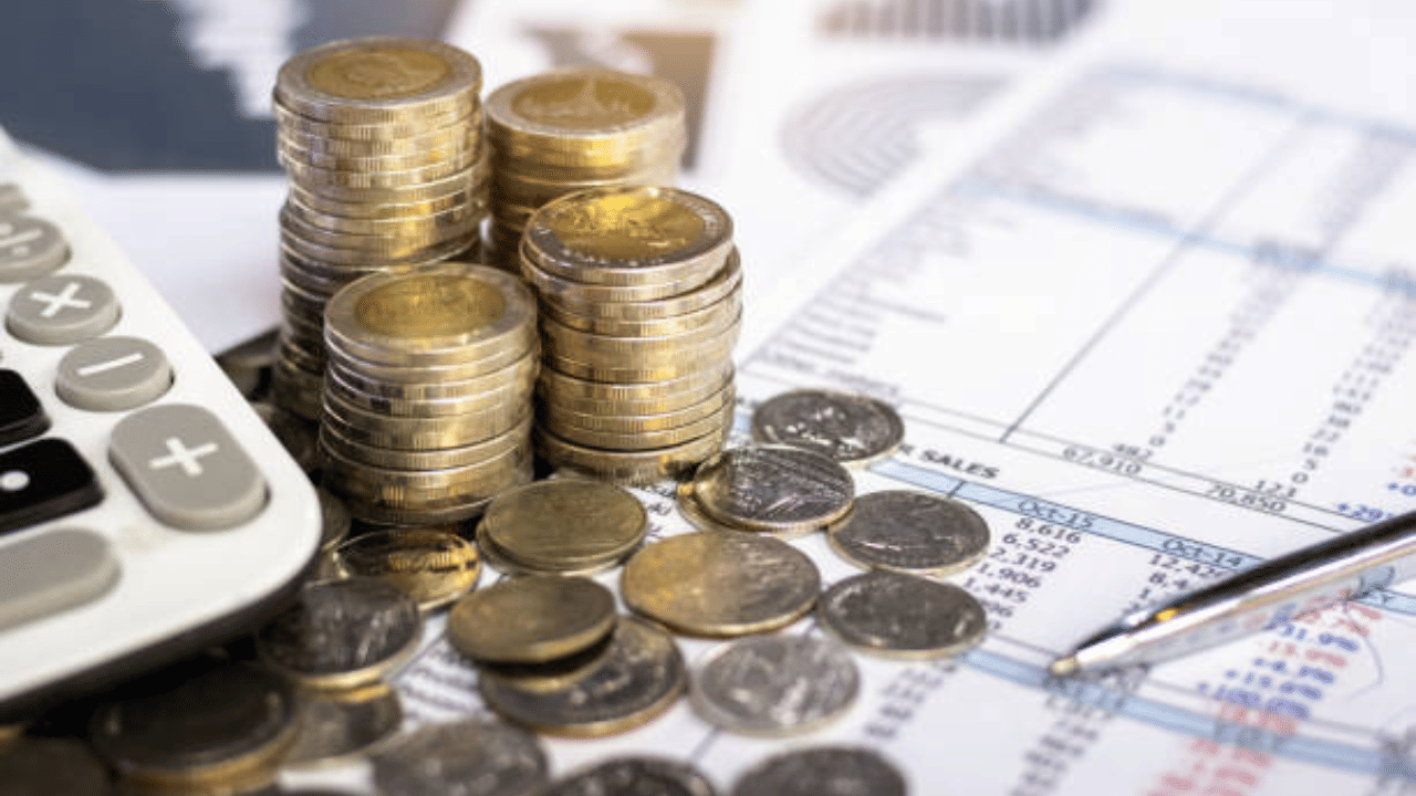 നിക്ഷേം നടത്താൻ നിങ്ങൾ പദ്ധതിയിടുന്നുണ്ടോ? എന്നാൽ വെറുതെ ഒരു ബാങ്കിൽ പണം നിക്ഷേപിച്ചിട്ട് കാര്യമില്ല. അതിന് മുമ്പ് അറിഞ്ഞിരിക്കേണ്ട ചില കാര്യങ്ങൾ ഉണ്ട്. ഏത് ബാങ്കിലാണ് ഏറ്റവും കൂടുതൽ പലിശ എന്നുള്ളത് അറിഞ്ഞ് നിക്ഷേപിച്ചാൽ ഉയർന്ന വരുമാനം നിങ്ങൾക്ക് സ്വന്തമാക്കാം. പലരും ശ്രദ്ധികാതെ പോകുന്ന കാര്യമാണ് ഇത്. അത്തരത്തിൽ കൂടുതൽ പലിശ ലഭിക്കുന്ന ചില ബാങ്കുകൾ പരിജയപ്പെടാം. (Image Credits: GettyImages)
