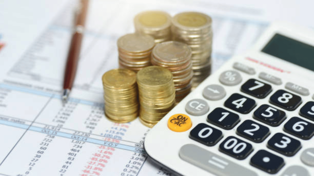 രാജ്യത്തെ ഏറ്റവും വലിയ സ്വകാര്യ ബാങ്കായ എച്ച്ഡിഎഫ്സി അഞ്ച് വർഷത്തെ സ്ഥിര നിക്ഷേപത്തിന് സാധാരണ പൗരന്മാർക്ക് ഏഴ് ശതമാനവും മുതിർന്ന പൗരന്മാർക്ക് 7.5 ശതമാനവും പലിശ വാഗ്ദാനം ചെയ്യുന്നുണ്ട്. രണ്ടു കോടി രൂപക്ക് മുകളിൽ അഞ്ച് കോടി രൂപവരെയുള്ള നിക്ഷേപങ്ങളുടെ പലിശ നിരക്ക് അടുത്തിടെ എച്ച്ഡിഎഫ്സി ബാങ്ക് പരിഷ്കരിച്ചിരുന്നു. (Image Credits: GettyImages)