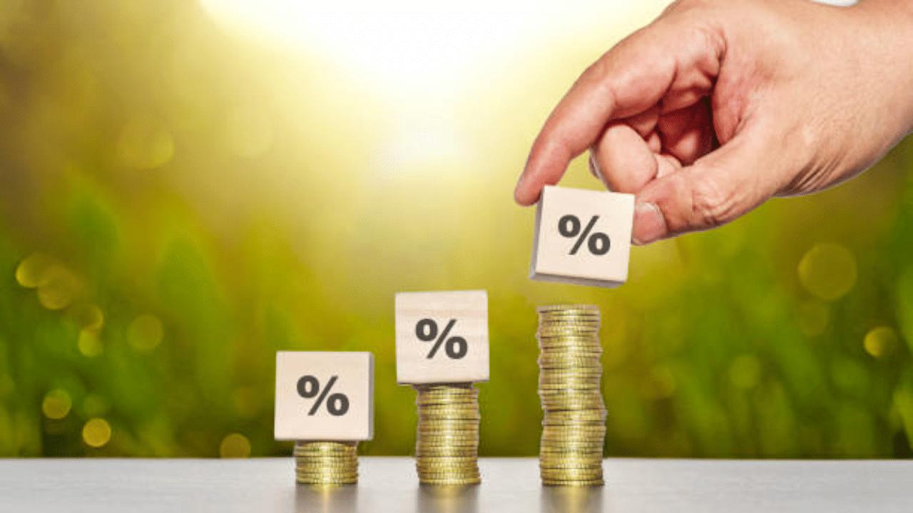 പൊതു മേഖലാ ബാങ്കായ ബാങ്ക് ഓഫ് ബറോഡ അഞ്ച് വർഷത്തെ സ്ഥിരനിക്ഷേപം നൽകുന്നു. ഇതിന് 6.5 ശതമാനവും മുതിർന്ന പൗരന്മാർക്ക് 7.15 ശതമാനവും പലിശ ഈ അഞ്ച് വർഷ കാലയളവിലേക്ക് വാഗ്ദാനം ചെയ്യുന്നു. അതേസമയം, സാധാരണ പൗരന്മാർക്ക് 399 ദിവസത്തെ എഫ്ഡിയിൽ (മൺസൂൺ ധമാക്ക ഡെപ്പോസിറ്റ് സ്കീം) 7.25 ശതമാനവും മുതിർന്ന പൗരന്മാർക്ക് അര ശതമാനം അധികം പലിശയും ബാങ്ക് നൽകുന്നുണ്ട്. (Image Credits: GettyImages)