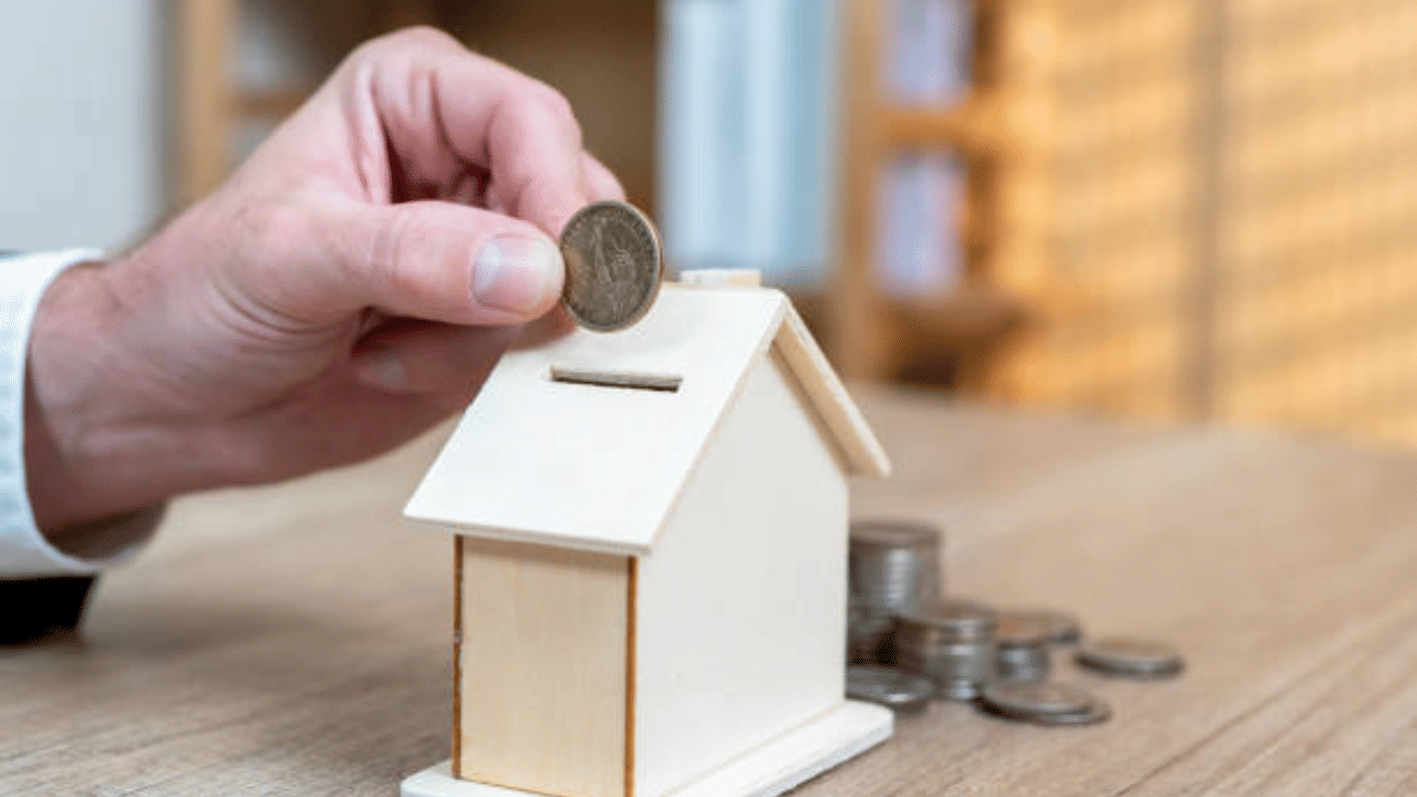 സ്റ്റേറ്റ് ബാങ്ക് ഓഫ് ഇന്ത്യ (എസ്ബിഐ) സാധാരണ പൗരന്മാർക്ക് അഞ്ച് വർഷത്തെ സ്ഥിര നിക്ഷേപത്തിനാണ് അവസരം നൽകുന്നത്. ഇതിന് 6.5 ശതമാനം പലിശയാണ് ഇവർ വാഗ്ദാനം ചെയ്യുന്നത്. അതേസമയം ഈ കാലയളവിൽ മുതിർന്ന പൗരന്മാർക്ക് 7.5 ശതമാനം പലിശയാണ് എസ്ബിഐ നൽകുന്നത്.(Image Credits: GettyImages)
