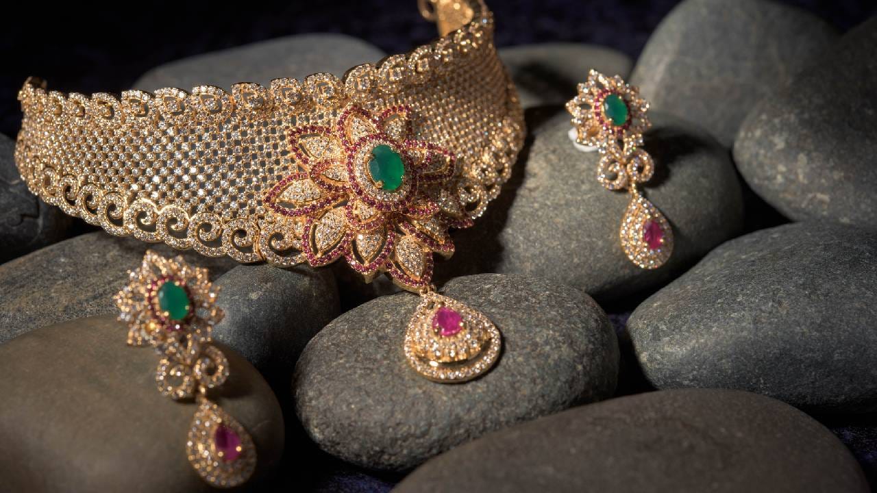 ഈ മാസത്തിന്റെ തുടക്കത്തില്‍ 53,360 രൂപയായിരുന്നു സ്വര്‍ണവില. മാസത്തിന്റെ തുടക്കത്തിൽ സ്വർണവില ഇടിയുന്ന കാഴ്ചയാണ് കണ്ടത്. എന്നാൽ പിന്നീടുള്ള ദിവസങ്ങളിൽ ഏറിയും കുറഞ്ഞും മുന്നോട്ട് പോയ പവന്‍റെ വില 13-ആം തീയ്യതി 54,000 രൂപയും 16-ആം തീയ്യതി 55,000 രൂപയും കടന്നു.(​image credits: gettyimages)