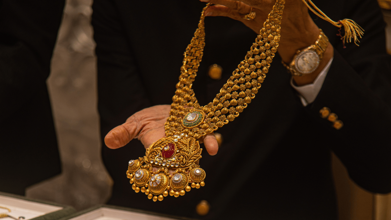 സംസ്ഥാനത്ത് സ്വർണവില കുതിച്ചുയർന്ന് കൊണ്ടിരിക്കുകയാണ്. റെക്കോർഡ് വില വർദ്ധനവാണ് ഇന്ന് രേഖപ്പെടുത്തിയിരിക്കുന്നത്. ഇന്ന് പവന് 480 രൂപ വർദ്ധിച്ച് സ്വര്‍ണവില 56,480 ആയി. ഗ്രാമിന് 60 രൂപയാണ് വർദ്ധനവുണ്ടായത്. (Photos credit: Getty Images)