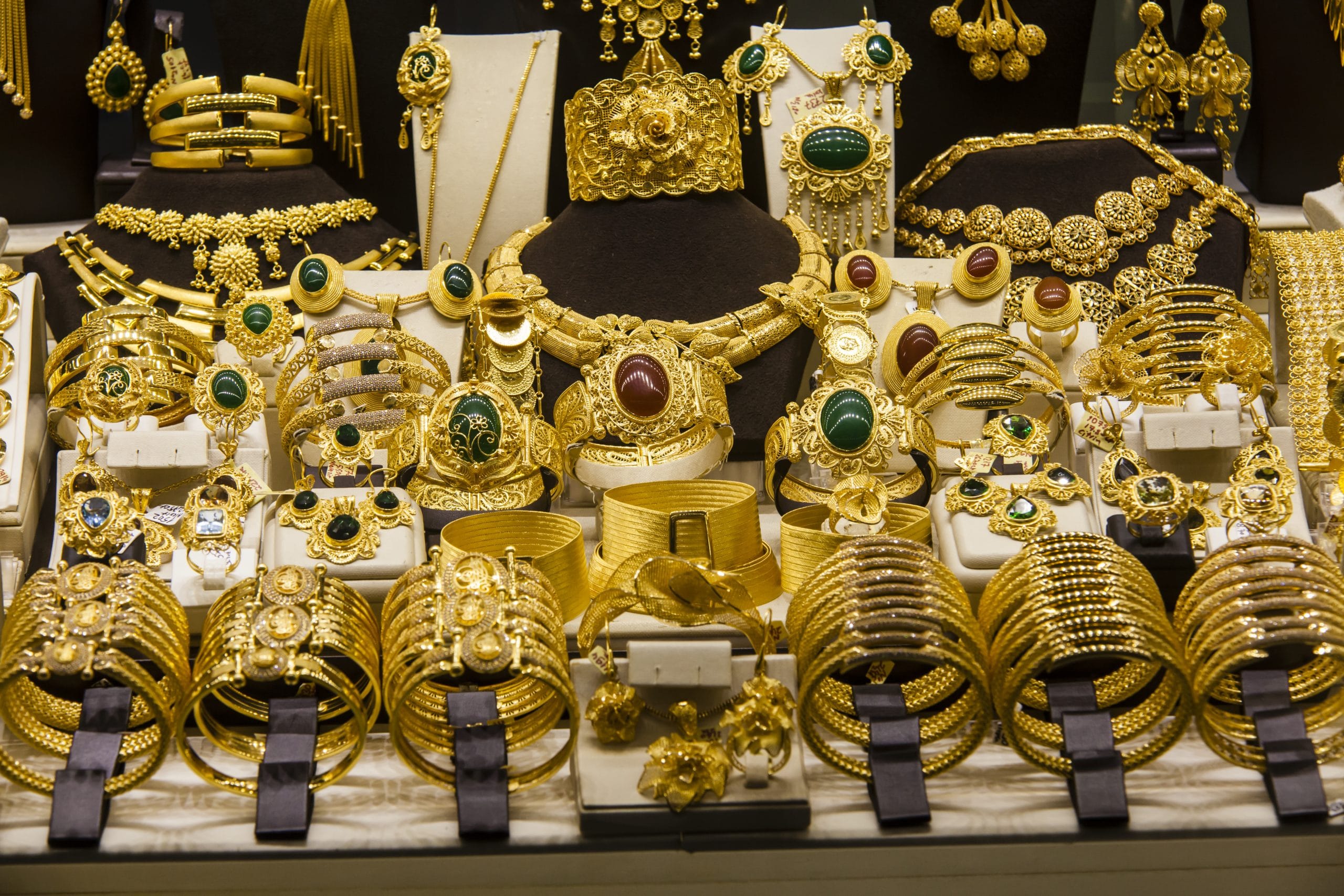 എന്നാൽ പ്രതീക്ഷ നൽകുന്ന തരത്തിൽ സ്വർണവില കുറയുന്ന കാഴ്ചയാണ് കണ്ടത്. സെപ്റ്റംബർ 17 ന് 54920 രേഖപ്പെടുത്തിയ സ്വർണ വില തുടർന്നുള്ള ദിവസം 54800 രൂപയിലേക്ക് എത്തി. ഇതിൽ നിന്ന് 200 രൂപ കുറഞ്ഞ് 54600 രൂപയിലാണ് സെപ്റ്റംബർ 19 ന് സ്വർണവിപണി മുന്നോട്ട് പോയത്. (Photos credit: Getty Images)