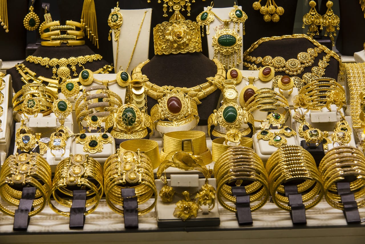 എന്നാൽ പ്രതീക്ഷ നൽകുന്ന തരത്തിൽ സ്വർണവില കുറയുന്ന കാഴ്ചയാണ് കണ്ടത്. സെപ്റ്റംബർ 17 ന് 54920 രേഖപ്പെടുത്തിയ സ്വർണ വില തുടർന്നുള്ള ദിവസം 54800 രൂപയിലേക്ക് എത്തി. ഇതിൽ നിന്ന് 200 രൂപ കുറഞ്ഞ് 54600 രൂപയിലാണ് സെപ്റ്റംബർ 19 ന് സ്വർണവിപണി മുന്നോട്ട് പോയത്. (Photos credit: Getty Images)