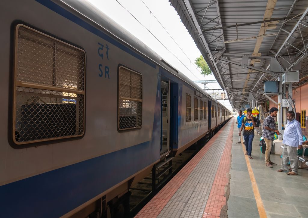 Kollam-Ernakulam Memu : യാത്രക്കാരുടെ ശ്രദ്ധയ്ക്ക്, കൊല്ലം- എറണാകുളം സ്പെഷ്യല് മെമു നാളെ മുതൽ; സ്റ്റോപ്പുകളുടെ പട്ടിക ഇങ്ങനെ Kollam-Ernakulam Memu : യാത്രക്കാരുടെ ശ്രദ്ധയ്ക്ക്, കൊല്ലം- എറണാകുളം സ്പെഷ്യല് മെമു നാളെ മുതൽ; സ്റ്റോപ്പുകളുടെ പട്ടിക ഇങ്ങനെ