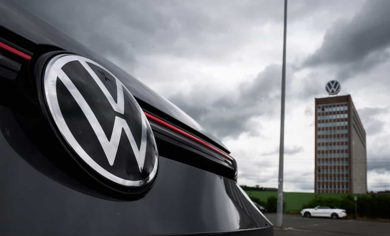 Volkswagen Crisis : ചൈനീസ് കാറുകളോട് മുട്ടി ഫോക്സ്വാഗൻ തകർച്ചയിലേക്ക്?; ഫാക്ടറികൾ അടച്ചുപൂട്ടുന്നു എന്ന് പ്രാദേശിക മാധ്യമങ്ങൾ Volkswagen Crisis : ചൈനീസ് കാറുകളോട് മുട്ടി ഫോക്സ്വാഗൻ തകർച്ചയിലേക്ക്?; ഫാക്ടറികൾ അടച്ചുപൂട്ടുന്നു എന്ന് പ്രാദേശിക മാധ്യമങ്ങൾ