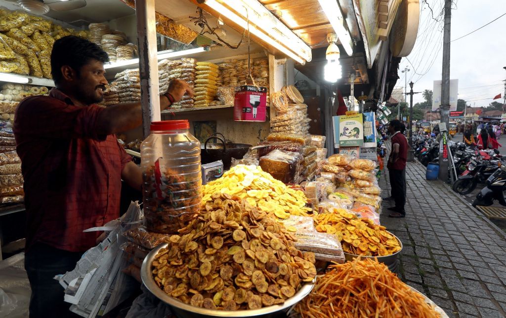 ചോറും പരിപ്പും പപ്പടവും ചേർത്ത് ആദ്യം കഴിക്കുക. ശേഷമാണ് സാമ്പാറിന്‍റെ എൻട്രി. രണ്ടാം ഘട്ടം ചോറും സാമ്പാറും കൂട്ടി കഴിക്കാം. തുടർന്ന് അവിയലും എരിശ്ശേരിയും ചേർത്ത് ഉണ്ണണം. എല്ലാ തോടുകറികളും ഇതിനൊപ്പം കൂട്ടണം. ശേഷം പുളിശ്ശേരി കൂട്ടി മൂന്നാം ഘട്ടം ചോറു കഴിക്കണം. (Photo by Vivek Nair/Hindustan Times via Getty Images)