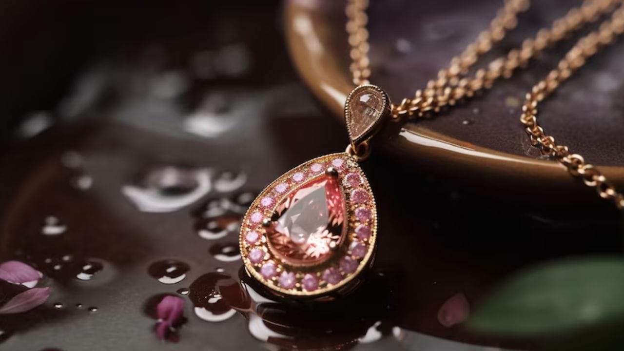 ബജറ്റ് പ്രഖ്യാപനത്തിന് ശേഷം സ്വര്‍ണവില കുറയുമെന്ന് സാധാരാണക്കാര്‍ കരുതിയിരുന്നുവെങ്കിലും അത് സംഭവിച്ചില്ല. (Image by Freepik)