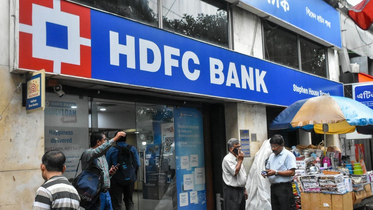 HDFC Employee Death : ജോലിക്കിടെ എച്ച്ഡിഎഫ്സി ബാങ്ക് ജീവനക്കാരി കുഴഞ്ഞുവീണ് മരിച്ചു; ജോലി സമ്മർദ്ദമെന്ന് സഹപ്രവർത്തകർ HDFC Employee Death : ജോലിക്കിടെ എച്ച്ഡിഎഫ്സി ബാങ്ക് ജീവനക്കാരി കുഴഞ്ഞുവീണ് മരിച്ചു; ജോലി സമ്മർദ്ദമെന്ന് സഹപ്രവർത്തകർ