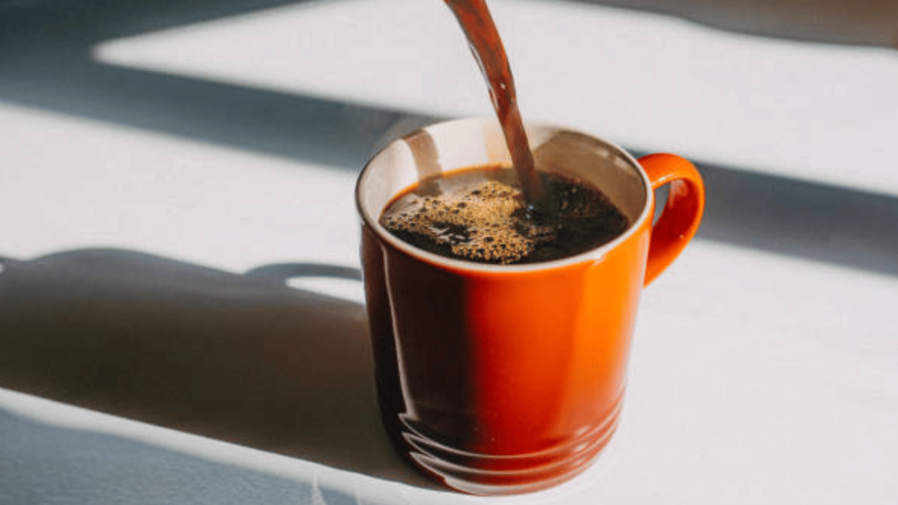 പലരുടെയും രു ദിവസം തുടങ്ങുന്നത് ചായയോ കാപ്പിയോ കുടിച്ച് കൊണ്ടാകും. കട്ടൻകാപ്പി കുടിക്കുന്നവരും, പാൽക്കാപ്പി കുടിക്കുന്നവരും നമ്മുക്കിടയിൽ ധാരാളമുണ്ട്. കാപ്പി കുടിക്കുന്നതിലൂടെ നിരവധി ആരോ​ഗ്യ​ഗുണങ്ങളും നമുക്ക് ലഭിക്കും. സമ്മർദ്ദം കുറയ്ക്കുന്നതിന് കാപ്പി ഫലപ്രദമാണെന്നും പഠനങ്ങൾ പറയുന്നു. (Image Credits: Gettyimages)
