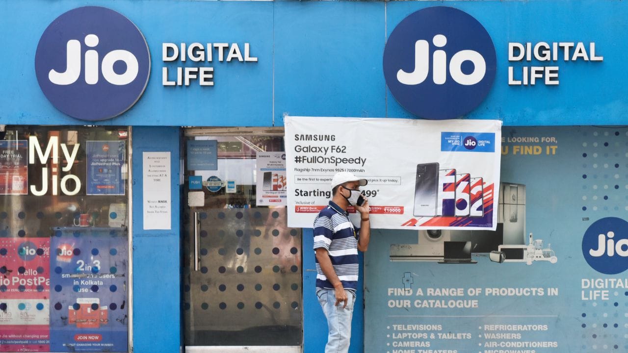 299 രൂപയുടെ പ്ലാന്‍- 28 ദിവസ വാലിഡിറ്റിയുള്ള അണ്‍ലിമിറ്റഡ് കോളിങ് നല്‍കുന്ന പ്ലാനാണിത്. കൂടാതെ പ്രതിദിനം 1.5 ജിബി ഡാറ്റയും ലഭിക്കും. പ്രതിദിനം 100 എസ്എംഎസും ജിയോ സിനിമ, ജിയോ ടിവി, ജിയോ ക്ലൗഡ് എന്നീ സൗകര്യങ്ങളും ഈ പ്ലാനിന്റെ ഭാഗമായി ലഭിക്കും. (Indranil Aditya/NurPhoto via Getty Images)