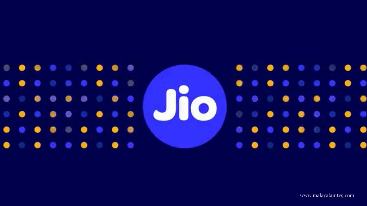 എട്ടു വർഷം മുൻപായിരുന്നു ഇന്ത്യൻ ടെലികോ മാർക്കറ്റിൽ വിപ്ലവകരമായ മാറ്റം കൊണ്ടുവന്ന് ജിയോ വരവറിയിച്ചത്. കുറഞ്ഞ ചിലവിൽ ഡാറ്റയും അൺലിമിറ്റഡ് കോളുകളും വാഗ്ദാനം ചെയ്ത് രംഗത്തെത്തിയ ജിയോ അതിവേഗം വിപണി കിഴടക്കി തുടങ്ങി. ഇപ്പോഴിതാ ജിയോയോയുടെ എട്ടാം വാർഷികത്തോടനുബന്ധിച്ച് ഉപഭോക്താക്കൾക്കായി വമ്പൻ ഓഫറുകൾ റിലയൻസ് ജിയോ പ്രഖ്യാപിച്ചിരിക്കുന്നത്. (Image Credits: Social Media)