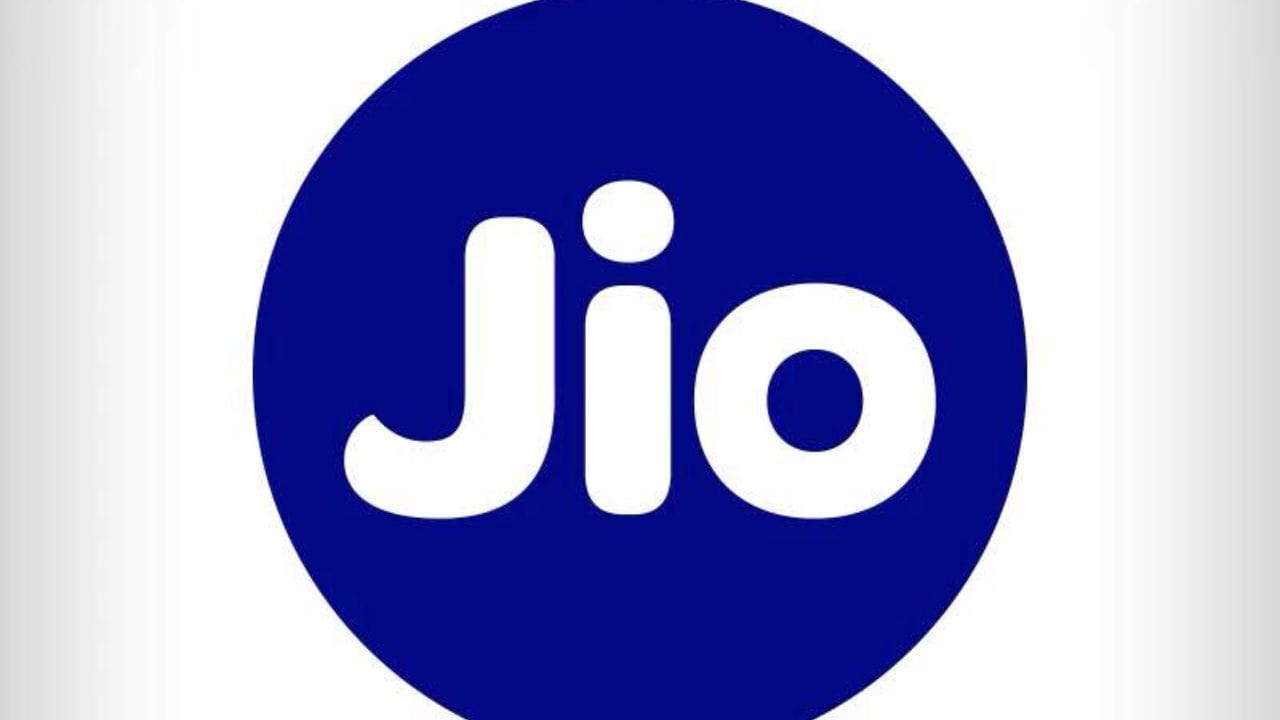 എട്ടാം വാര്‍ഷികത്തോടനുബന്ധിച്ച് ഉപയോക്താക്കള്‍ക്ക് വമ്പന്‍ ഓഫറുമായി ജിയോ. സെപ്റ്റംബര്‍ അഞ്ച് മുതല്‍ പത്ത് വരെ നിശ്ചിത പ്ലാനുകള്‍ റീചാര്‍ജ് ചെയ്യുന്നവര്‍ക്ക് 700 രൂപയുടെ ആനുകൂല്യങ്ങളാണ് കമ്പനി നല്‍കുന്നത്. (Image Credits: Facebook)