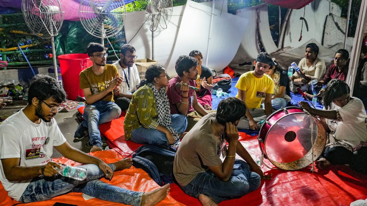 Kolkata Rape Murder: കൊല്ക്കത്ത ബലാത്സംഗക്കൊല; സമരം ഭാഗികമായി അവസാനിപ്പിച്ച് ജൂനിയര് ഡോക്ടര്മാര് Kolkata Rape Murder: കൊല്ക്കത്ത ബലാത്സംഗക്കൊല; സമരം ഭാഗികമായി അവസാനിപ്പിച്ച് ജൂനിയര് ഡോക്ടര്മാര്