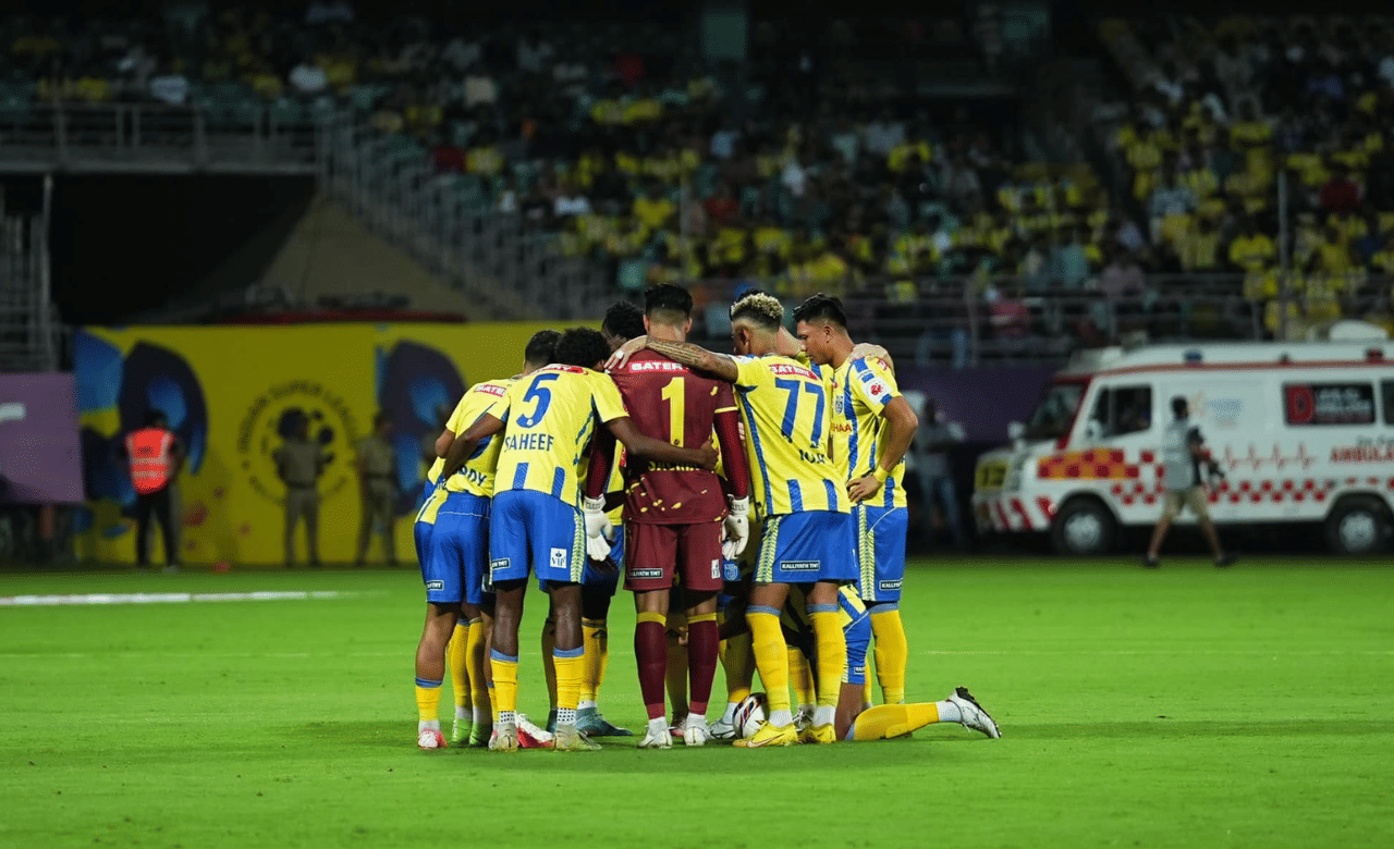 ഇന്ത്യൻ സമയം രാത്രി 7.30നാണ് കേരള ബ്ലാസ്റ്റേഴ്സ് - ഈസ്റ്റ് ബംഗാൾ എഫ്സി മത്സരത്തിന്റെ കിക്കോഫ്.(Image Credits: Kerala Blasters Facebook Page)