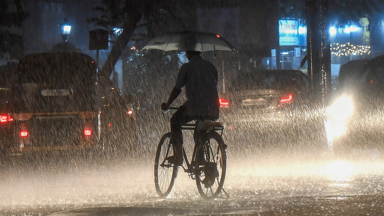 Kerala Rain Alert: വരുന്നു വമ്പൻ മഴ...; മൂന്ന് ജില്ലകളിൽ ശക്തമായ കാറ്റിനും സാധ്യത