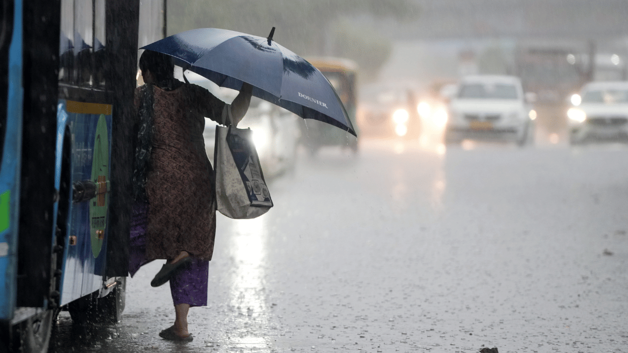 Kerala Rain Alert: തെക്കൻ കേരളത്തിൽ മഴ ശക്തമാകും; അഞ്ച് ജില്ലകളിൽ മുന്നറിയിപ്പ്, ശക്തമായ കാറ്റിനും സാധ്യത