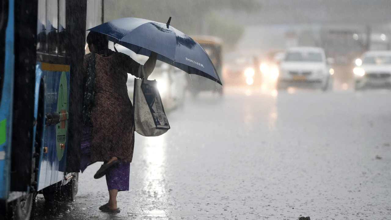 Kerala Rain Alert: തെക്കൻ കേരളത്തിൽ മഴ ശക്തമാകും; അഞ്ച് ജില്ലകളിൽ മുന്നറിയിപ്പ്, ശക്തമായ കാറ്റിനും സാധ്യത