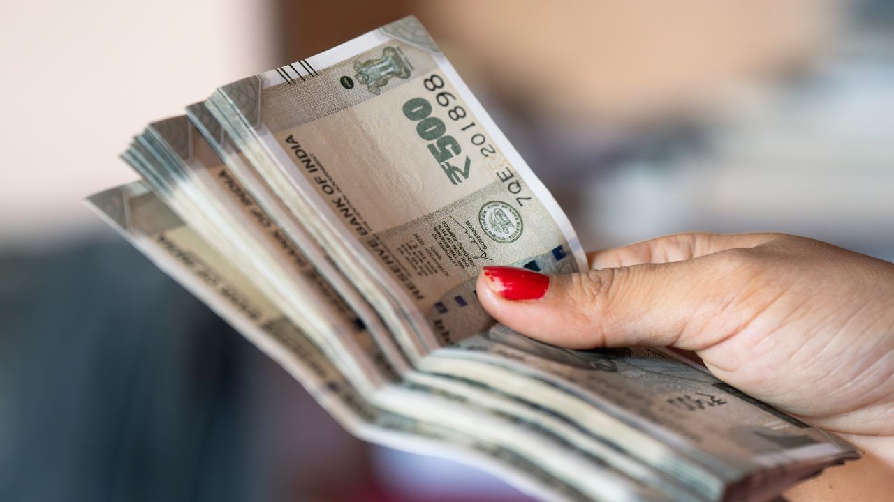 Kerala Welfare Pension: ഓണത്തിന് ആവലാതി വേണ്ട; രണ്ട് മാസത്തെ ക്ഷേമ പെൻഷൻ ഒരുമിച്ച് കിട്ടും Kerala Welfare Pension: ഓണത്തിന് ആവലാതി വേണ്ട; രണ്ട് മാസത്തെ ക്ഷേമ പെൻഷൻ ഒരുമിച്ച് കിട്ടും