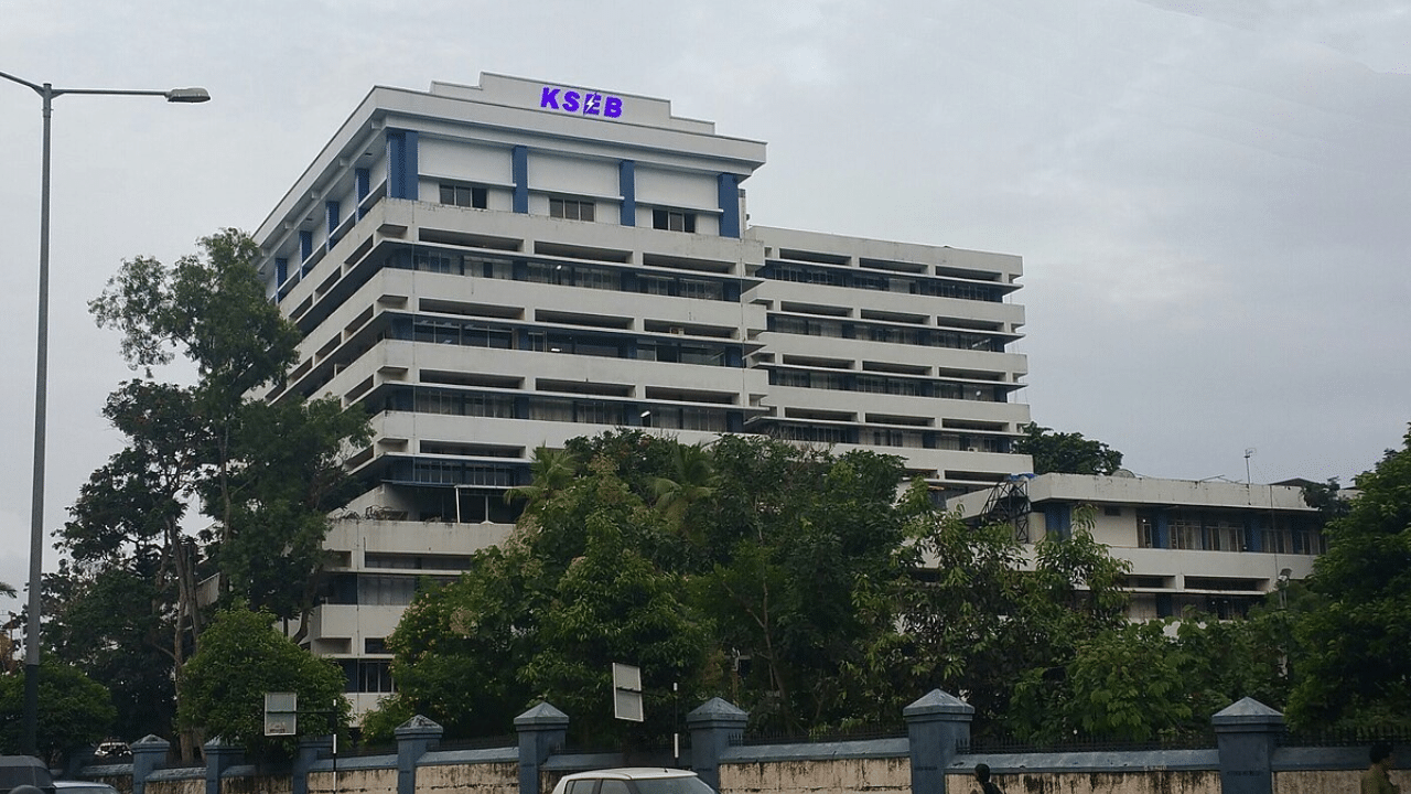 KSEB: അടിമുടി മാറ്റം…! സേവനങ്ങൾ വാതിൽപ്പടിയിൽ; ജനങ്ങളുമായി നല്ല ബന്ധമുണ്ടാക്കാനൊരുങ്ങി കെഎസ്ഇബി KSEB: അടിമുടി മാറ്റം…! സേവനങ്ങൾ വാതിൽപ്പടിയിൽ; ജനങ്ങളുമായി നല്ല ബന്ധമുണ്ടാക്കാനൊരുങ്ങി കെഎസ്ഇബി