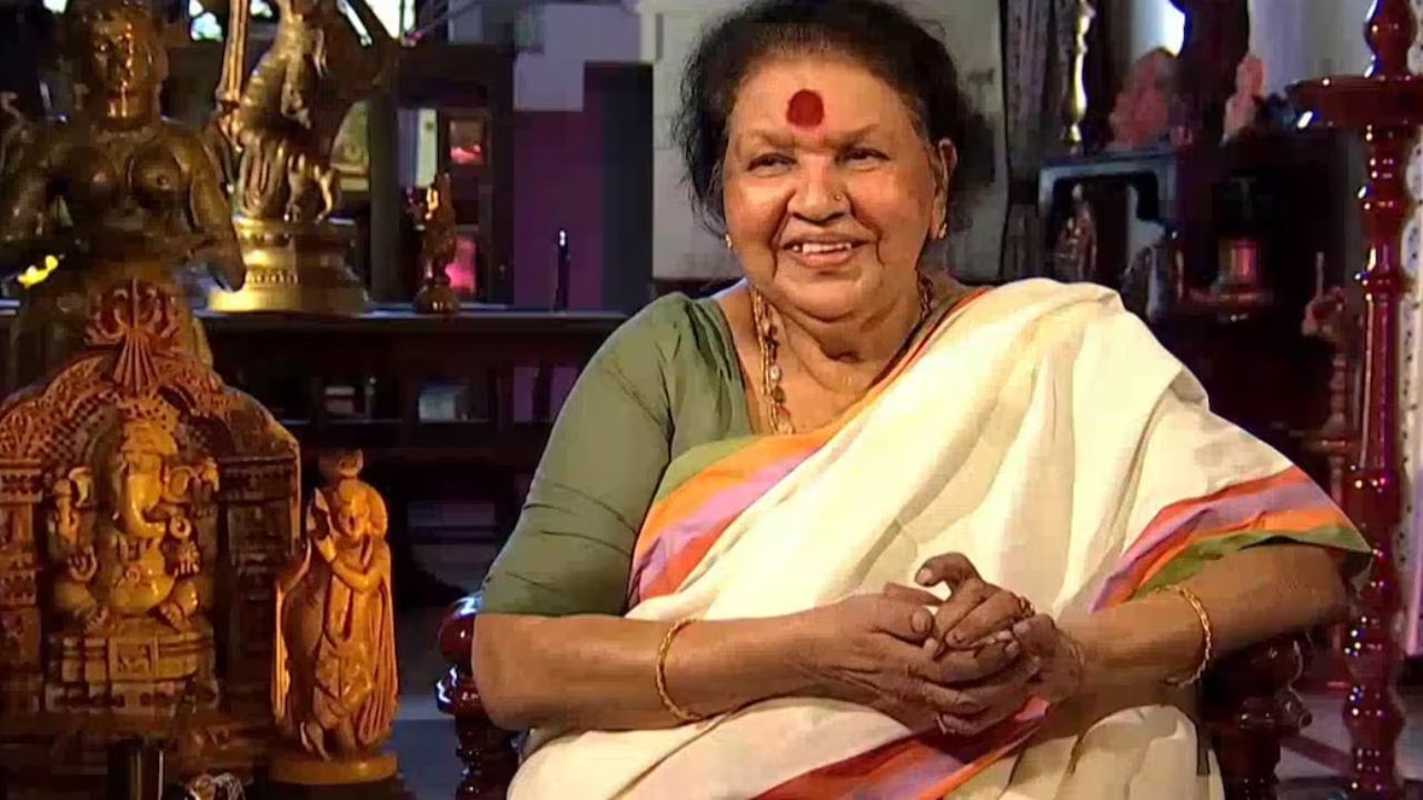 ജെബി ജംങ്ഷനില് പൊന്നമ്മ പറഞ്ഞ വാക്കുകളാണ് ഇപ്പോള് എല്ലാവരുടെയും ശ്രദ്ധ നേടുന്നത്. അമ്മ തന്നെ നോക്കിയിട്ടില്ലെന്നാണ് പൊന്നമ്മയ
യുടെ മകളായ ബിന്ദു ആ ഷോയ്ക്കിടെ പറയുന്നത്. എന്നാല് കഷ്ടം, ഉള്ള സമയം ഒരുപാട് നോക്കിയിട്ടുണ്ട്. പിന്നെ ഭക്ഷണം കഴിക്കണമെങ്കില് താന് ജോലി ചെയ്യണമായിരുന്നു. കുഞ്ഞായിരുന്നപ്പോള് എല്ലാം മനസിലാക്കണമെന്നില്ല. പക്ഷെ വലുതായപ്പോഴും ഭയങ്കര ശാഠ്യമാണ്. (Image Credits: Social Media)