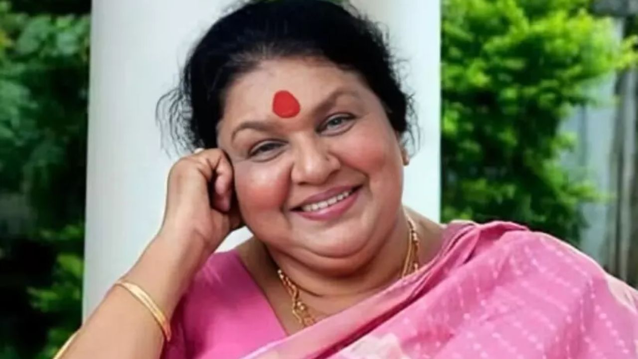 ഉള്ള സമയം ഉള്ളതുപോലെ വാരിക്കോരി സ്നേഹം കൊടുത്തിട്ടുണ്ട്. അവള്ക്ക് ശാഠ്യം ഇപ്പോഴുമുണ്ട്. ആ പരിഭവം ഒരിക്കലും മാറില്ല. അതില് ദുഖം ഒന്നുമില്ല. ഇടയ്ക്ക് നോക്കിയിട്ടില്ല. ഇടയ്ക്ക് നോക്കാന് പറ്റിയിട്ടില്ല എന്നത് സത്യമാണല്ലോ. പറയാന് പാടില്ലാത്തതാണ് എന്നാലും പറയാം എട്ടാം മാസം വരെയേ പാല് കൊടുത്തിട്ടൊള്ളുവെന്നും പൊന്നമ്മ പറഞ്ഞു. (Image Credits: Social Media)