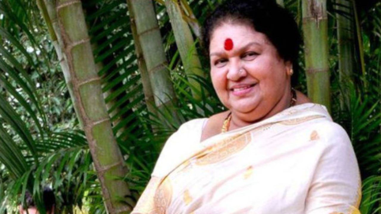 നിരവധി അമ്മ വേഷങ്ങള് ചെയ്ത കവിയൂര് പൊന്നമ്മയുടെ ജീവിതം എപ്പോഴും ചര്ച്ചയായിട്ടുണ്ട്. മകളുമായി ബന്ധപ്പെട്ട വിഷയങ്ങള് തന്നെയാണ് പൊന്നമ്മയെ സോഷ്യല് മീഡിയയില് ചര്ച്ചകളിലേക്ക് വലിച്ചിടാറുള്ളതും. (Image Credits: Social Media)