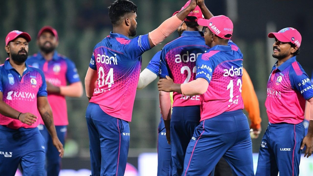 Kerala Cricket League : മഴയത്തൊരു ലോ സ്കോറിങ് ത്രില്ലർ; നായകൻ മുന്നിൽ നിന്ന് നയിച്ചപ്പോൾ റോയൽസിന് ഒരു റൺ ജയം Kerala Cricket League : മഴയത്തൊരു ലോ സ്കോറിങ് ത്രില്ലർ; നായകൻ മുന്നിൽ നിന്ന് നയിച്ചപ്പോൾ റോയൽസിന് ഒരു റൺ ജയം