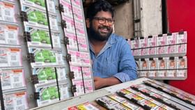 അമ്പമ്പോ! ഓണം ബംപര് വില്പന പൊടിപൂരം അമ്പമ്പോ! ഓണം ബംപര് വില്പന പൊടിപൂരം