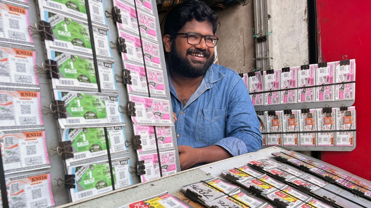 Kerala Lottery Result : ഇന്നത്തെ 75 ലക്ഷം ആർക്കെന്നറിയാമോ? സ്ത്രീശക്തി ലോട്ടറി ഫലം പ്രഖ്യാപിച്ചു Kerala Lottery Result : ഇന്നത്തെ 75 ലക്ഷം ആർക്കെന്നറിയാമോ? സ്ത്രീശക്തി ലോട്ടറി ഫലം പ്രഖ്യാപിച്ചു