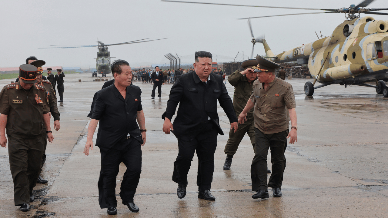 Kim Jong-un: ഉരുൾപൊട്ടലിലും പ്രളയത്തിലും മരിച്ചവരെ രക്ഷിക്കാൻ കഴിഞ്ഞില്ല; 30 ഉദ്യോഗസ്ഥരെ തൂക്കിലേറ്റാൻ കിം ജോങ് ഉൻ Kim Jong-un: ഉരുൾപൊട്ടലിലും പ്രളയത്തിലും മരിച്ചവരെ രക്ഷിക്കാൻ കഴിഞ്ഞില്ല; 30 ഉദ്യോഗസ്ഥരെ തൂക്കിലേറ്റാൻ കിം ജോങ് ഉൻ