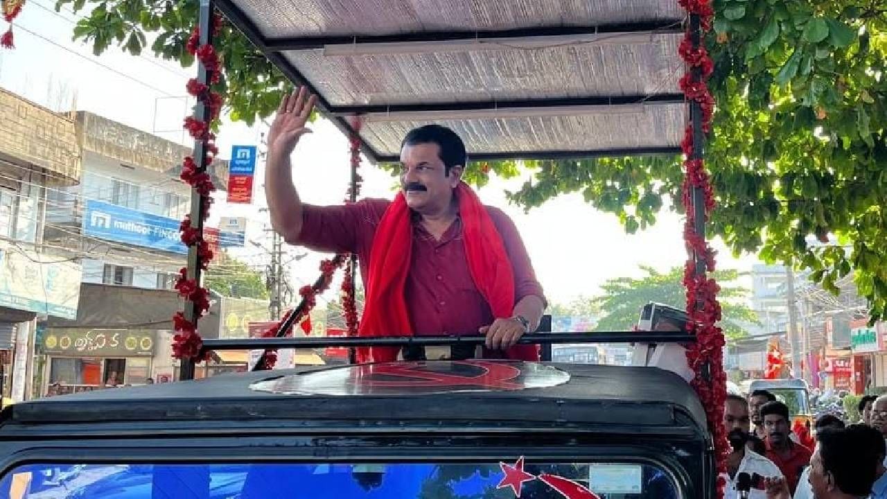 Mukesh: നടിയെ പീഡിപ്പിച്ച കേസിൽ മുകേഷ് അറസ്റ്റിൽ; ജാമ്യത്തിൽ വിട്ടു Mukesh: നടിയെ പീഡിപ്പിച്ച കേസിൽ മുകേഷ് അറസ്റ്റിൽ; ജാമ്യത്തിൽ വിട്ടു